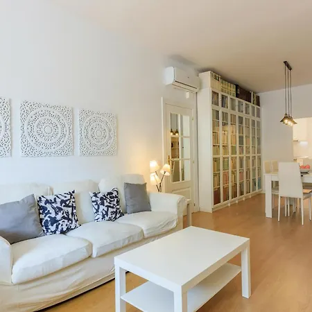 Aparteasy - Private Terrace, 3 Bedrooms, Eixample Barcellona