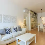 Aparteasy - Private Terrace, 3 Bedrooms, Eixample Barcelona